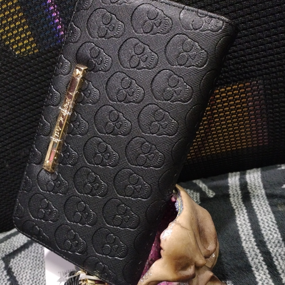 BNWT Betsy Johnson skull wallet